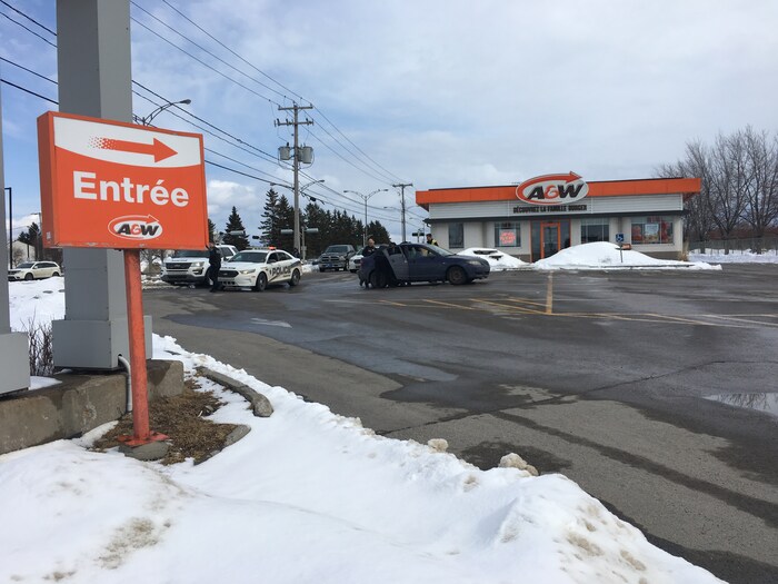 Opération policière sur le boulevard Talbot à Chicoutimi | Radio-Canada