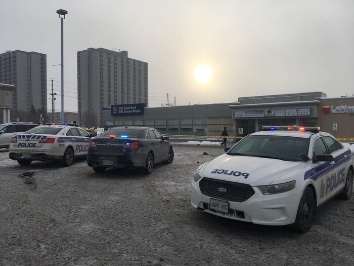 Des auto-patrouilles du Service de police d'Ottawa.