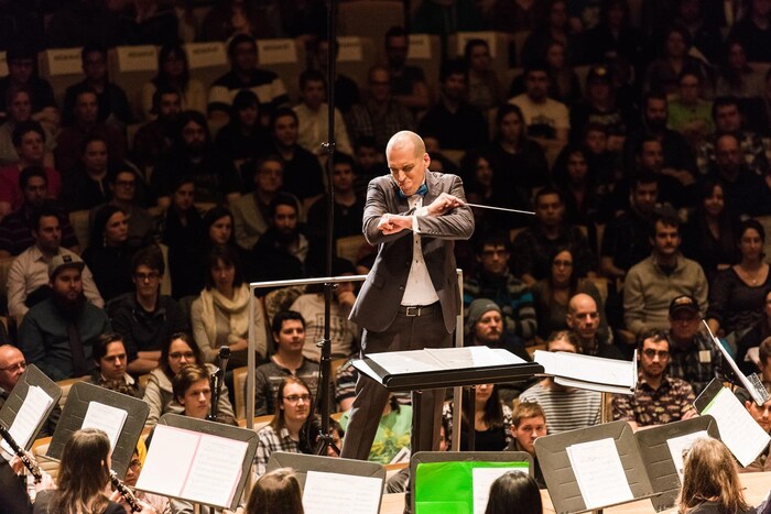 Jonathan Dagenais dirigeant son orchestre à la maison symphonique de Montréal. L'âge du public est relativement jeune. 