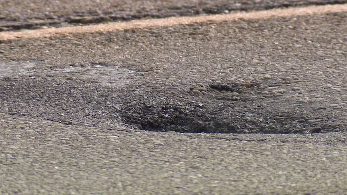Une image montrant un trou sur l'autoroute 28, en Alberta.