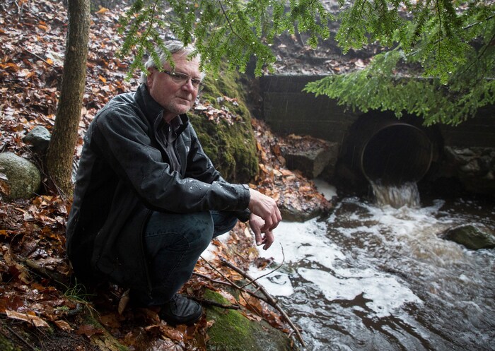 David Huff, responsable du zonage à Osceola Township, se tient devant la rivière Cheppewa Creek. 