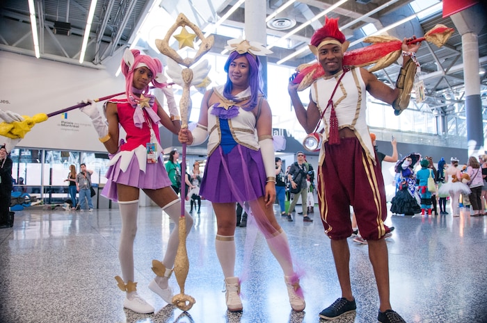 Trois amis se sont costumés en Star Guardian, un personnage affublée d'une marinière de l'espace.
