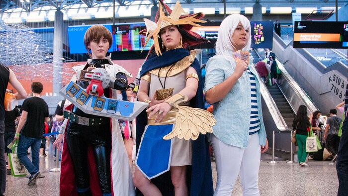 Trois filles prennent la pose dans leurs costumes de Yu Gi Oh!