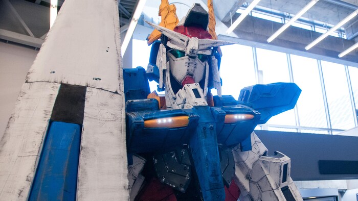 Un robot de la série Gundam au Palais des Congrès.
