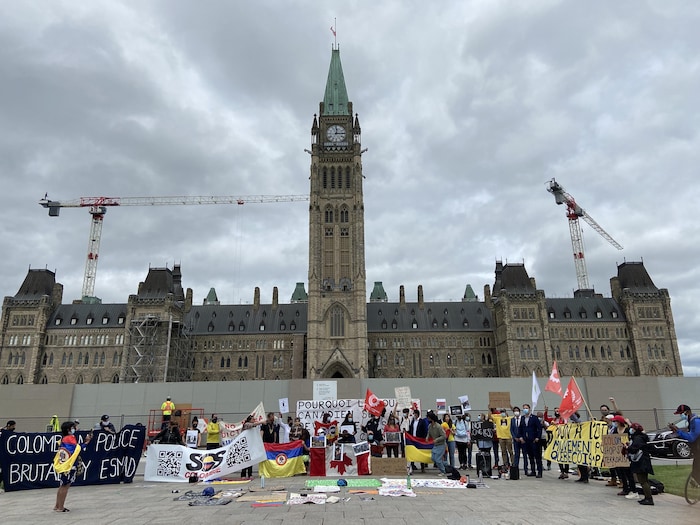 Asistentes al Día de Acción por los Derechos Humanos en Colombia frente a Parlamento Canadiense. 
