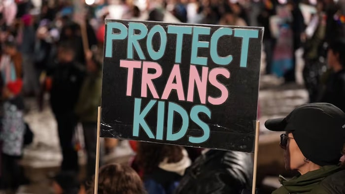 Des Calgariens manifestent contre le recours, par le gouvernement de l'Alberta, à la clause de dérogation concernant les règles relatives aux personnes transgenres, le 20 novembre 2025.