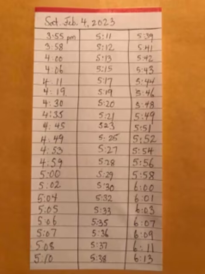 Une liste d'heures écrites sur une page de calepin.