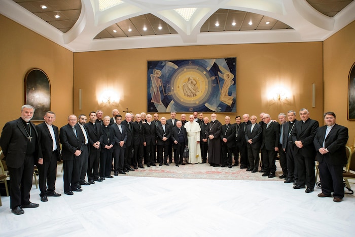 Le pape François est entouré des membres de la conférence épiscopale chilienne.