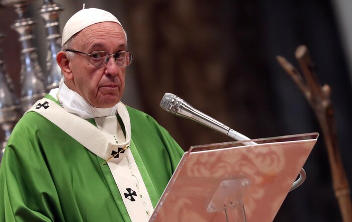 Le pape est vêtu d'une robe verte.