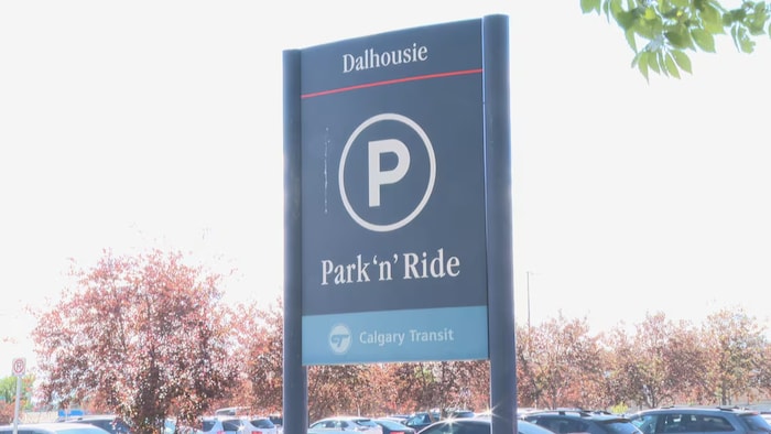 Un panneau indiquant le stationnement relais de Dalhousie, à Calgary.