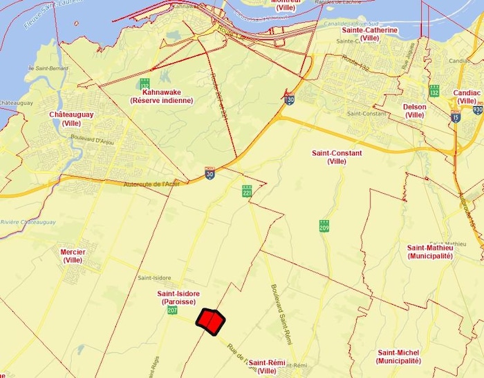Une carte routière montre un vaste territoire coloré en jaune et, plus au sud, une parcelle délimitée en rouge.