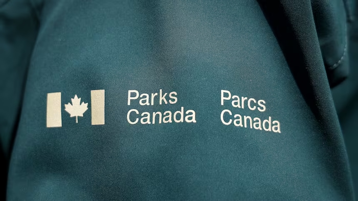 Une tenue portant l'insigne de Parcs Canada.