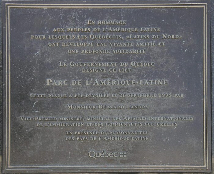 Cette plaque de la ville de Québec rappelle la désignation du parc de l’Amérique-Latine par M. Bernard Landry, premier ministre du Québec en 1995.