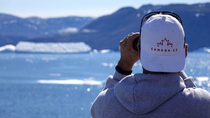 Un participant du Canada C3 regarde les ours polaires au loin.