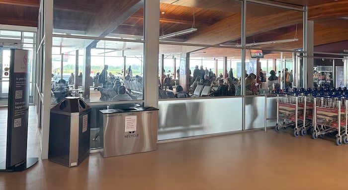 Des passagers attendent dans une salle d'embarquement de l'aéroport de Prince Rupert, en Colombie-Britannique.