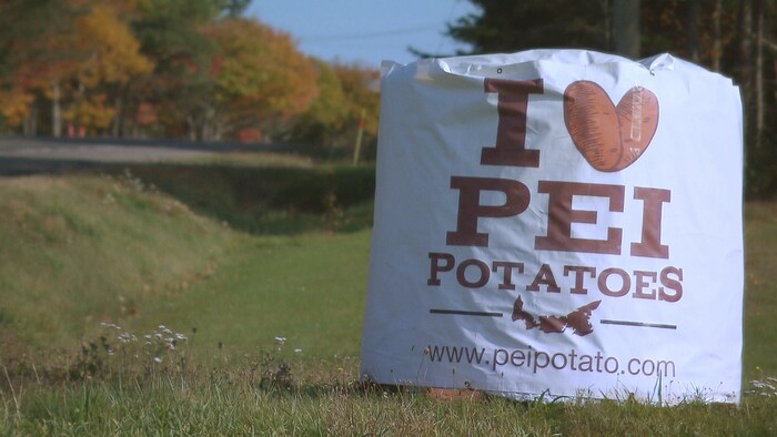 En campagne, une affiche publicitaire indique "I love PEI Potatoes", c'est-à-dire, j'aime les pommes de terre de l'Île-du-Prince-Édouard.