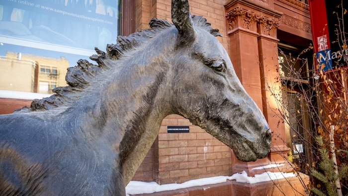 Une statue en bronze représenatant un poulain.