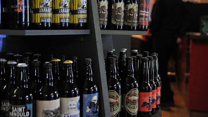 Des bières de microbrasserie disposées sur des étagères du dépanneur Peluso, à Montréal.