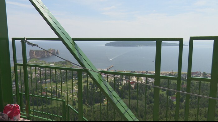 Percé et son rocher vus de la plateforme qui surplombe le paysage.
