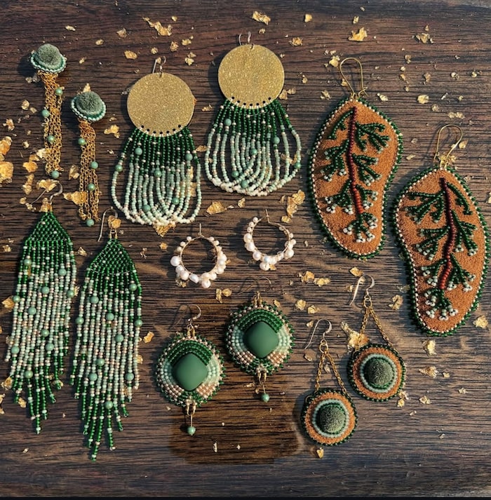 Des boucles d'oreilles en perlage. 