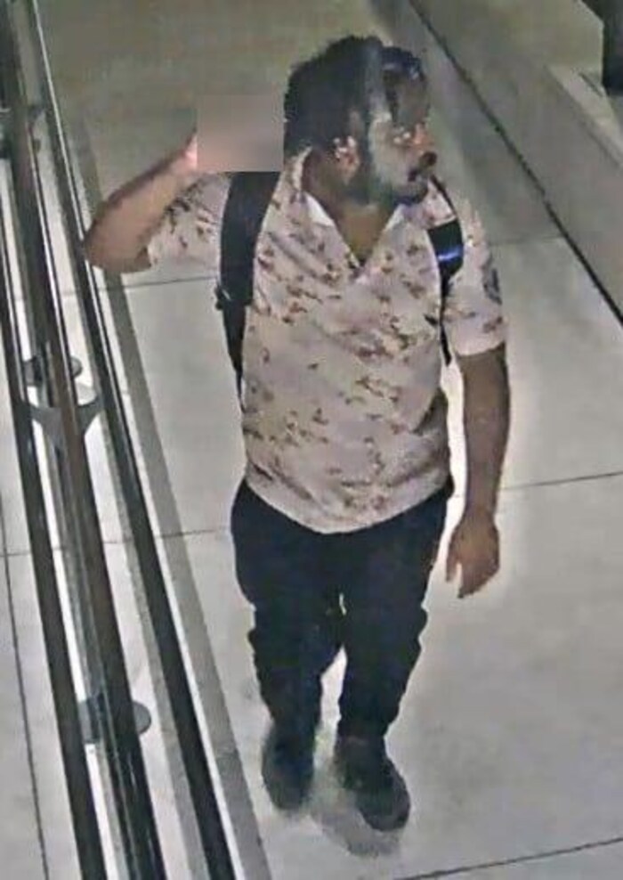 Une image d'un homme prise d'une vidéo de caméra de sécurité.