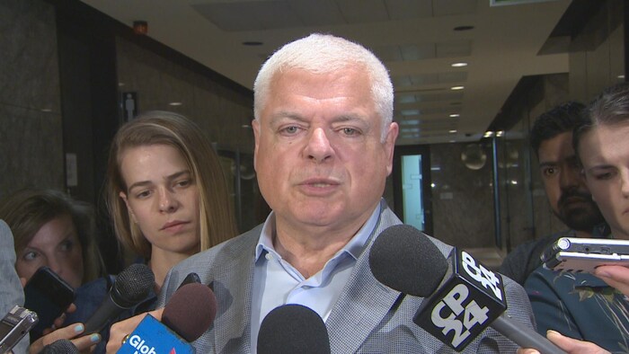 Le député néo-démocrate Peter Tabuns répond aux questions des journalistes.