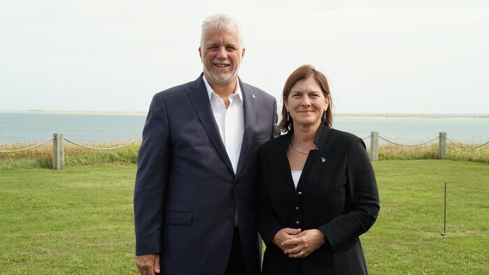 Le premier ministre Philippe Couillard en compagnie de la candidate libérale aux Îles-de-la-Madeleine, Maryse Lapierre.