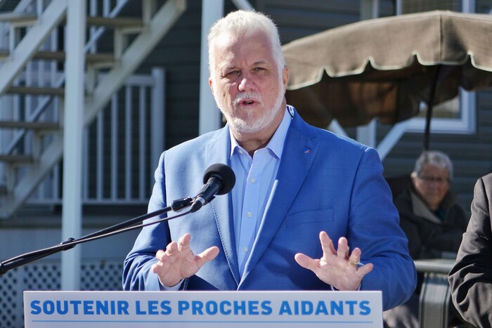 Philippe Couillard parle en point de presse devant une résidence de personnes âgées.