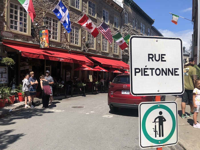 Une pancarte « Rue piétonne » aux abords du Vieux-Québec.