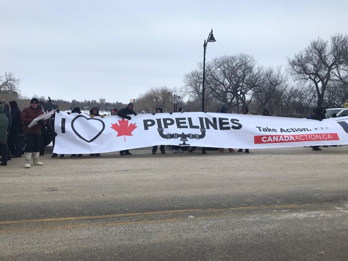 Des manifestants de Canada Action montrent leur soutien aux pipelines devant le Palais législatif de Regina, le 8 janvier. 
