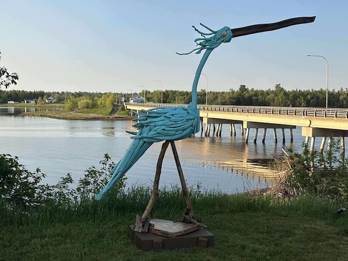 A SCULPT OF HERON he sculpts giant birds beach he sculpts giant birds beach new