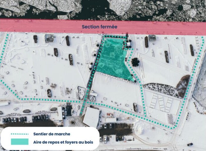 Carte interactive ou plan aérien du quai Paquet recouvert de neige. Le visuel utilise des tracés en pointillés turquoise pour indiquer les sentiers de marche et une zone turquoise pleine pour l'aire de repos et les foyers au bois. Une large bande rouge en haut de l'image indique une « Section fermée » le long du fleuve, où l'on aperçoit des blocs de glace.