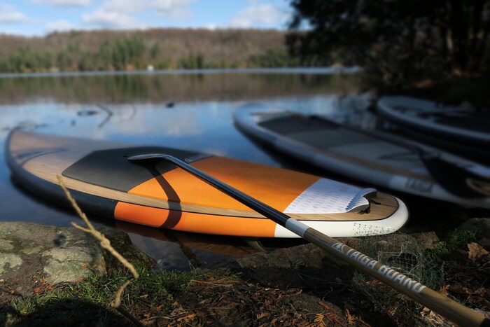 Trois modèles de planches à pagaie de marque Taiga Board sur le bord du lac Meech en Outaouais. 