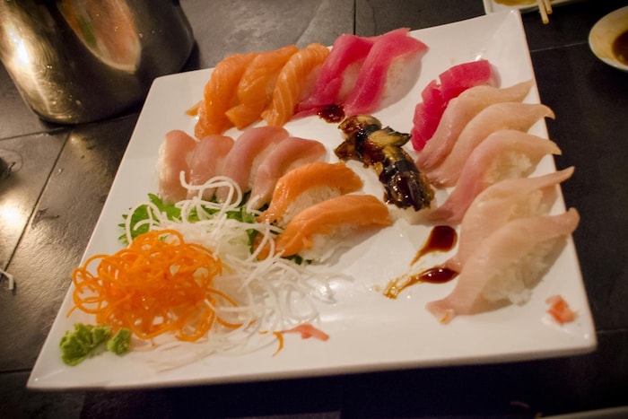 Étiquette japonaise : des sushis sur une assiette