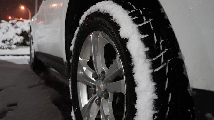 pneu sur une voiture avec neige dessus