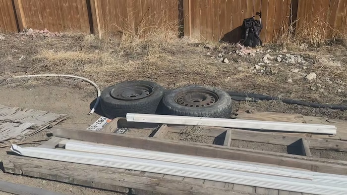 Des pneus usagés jonchent le sol d'un terrain à Calgary.