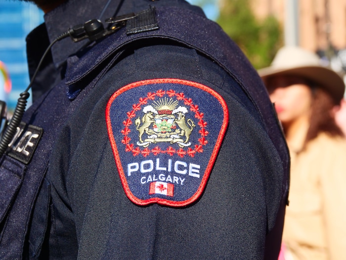 Un écusson du service de police de Calgary sur l'épaule d'un agent .
