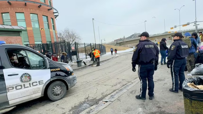 Des policiers devant le Calgary Drop-In Centre, à Calgary, en avril 2026.