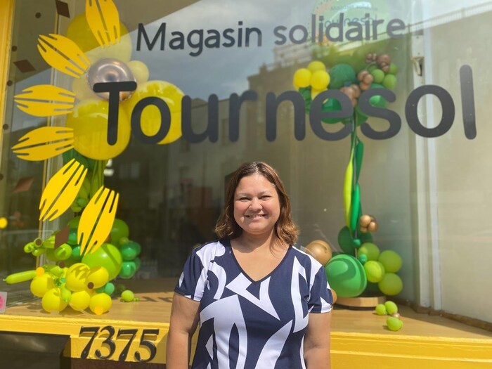 Une femme, Irlanda Espinoza, présidente de l'Alliance des entreprises mexicaines de Montréal, devant la boutique solidaire Le Tournesol, créée pour payer les frais de fonctionnement de base de l'ACOMM.  