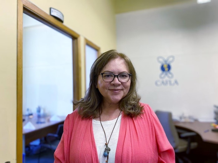 Une femme, Cecilia Ivón Escamilla, fondatrice et directrice de CAFLA, le Centre d'aide aux familles latino-américaines de Montréal, regarde la caméra.