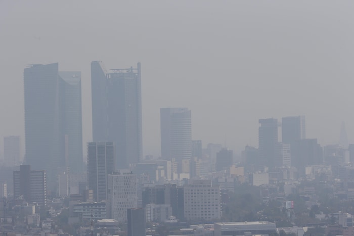 La ville de Mexico est enveloppée de fumée et de smog.