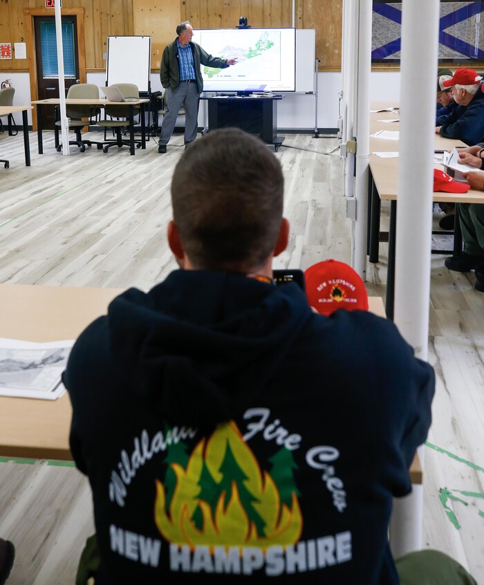 Un pompier de New Hampshire participe à une séance d’informations sur les feux de forêt en cours en Nouvelle-Écosse.