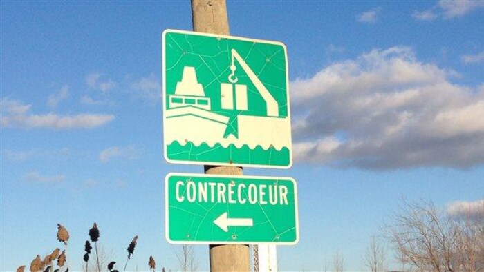 Une pancarte indique où se trouve le terminal portuaire de Contrecoeur.