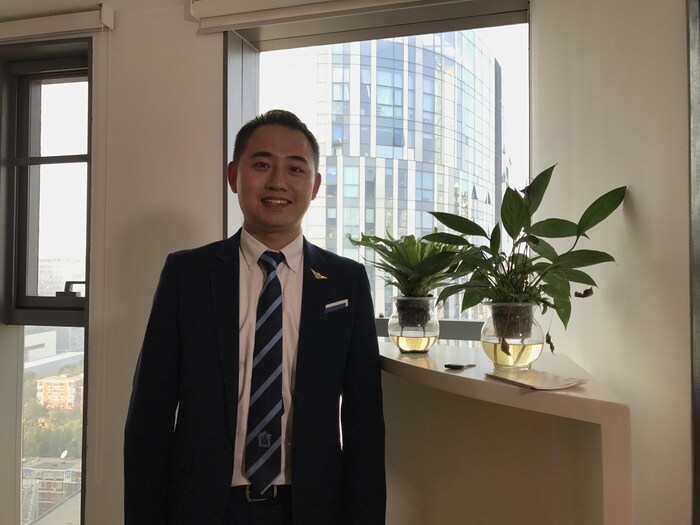 You Yue, agent immobilier dans l'un des appartements qu'il fait visiter à Pékin. Octobre 2017