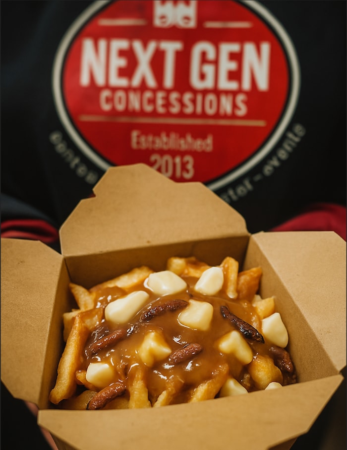 De la poutine aux chenilles de mopane est présentée dans un contenant en carton.