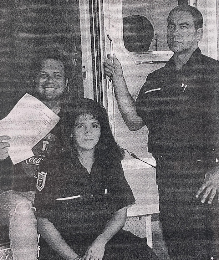 Pierre et Marilyne assis à l’arrière d’une ambulance.