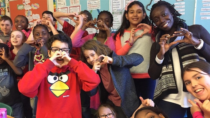 Les élèves de la 5e année et leur enseignante Marième Niang