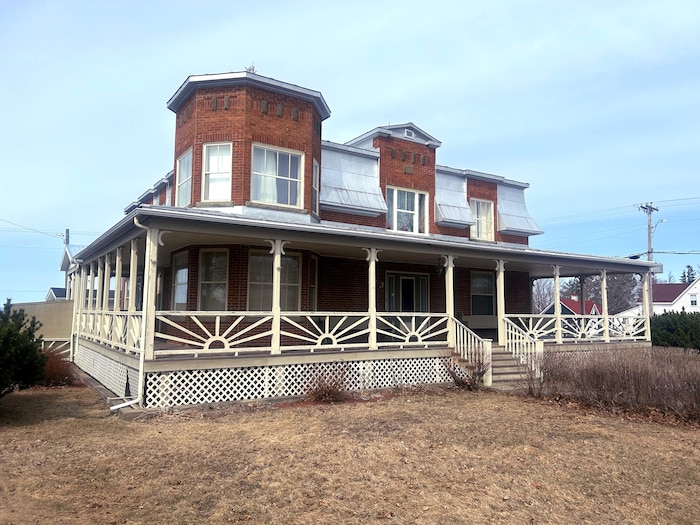 Un édifice avec une grande galerie qui fait tout le tour.