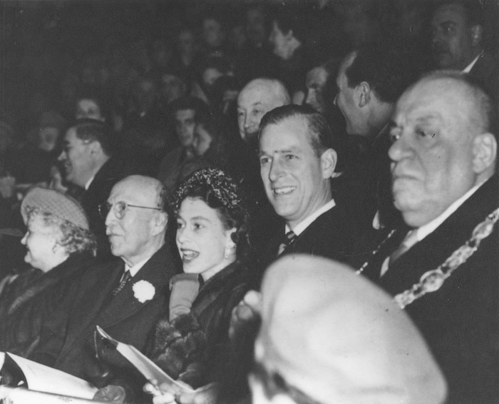 Au Forum de Montréal, la princesse Élisabeth, le prince Philippe, duc d'Édimbourg, et le maire Camillien Houde assistent à un match de hockey.