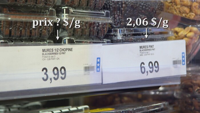 On voit des barquettes de mûres au supermarché. Le prix est affiché devant.